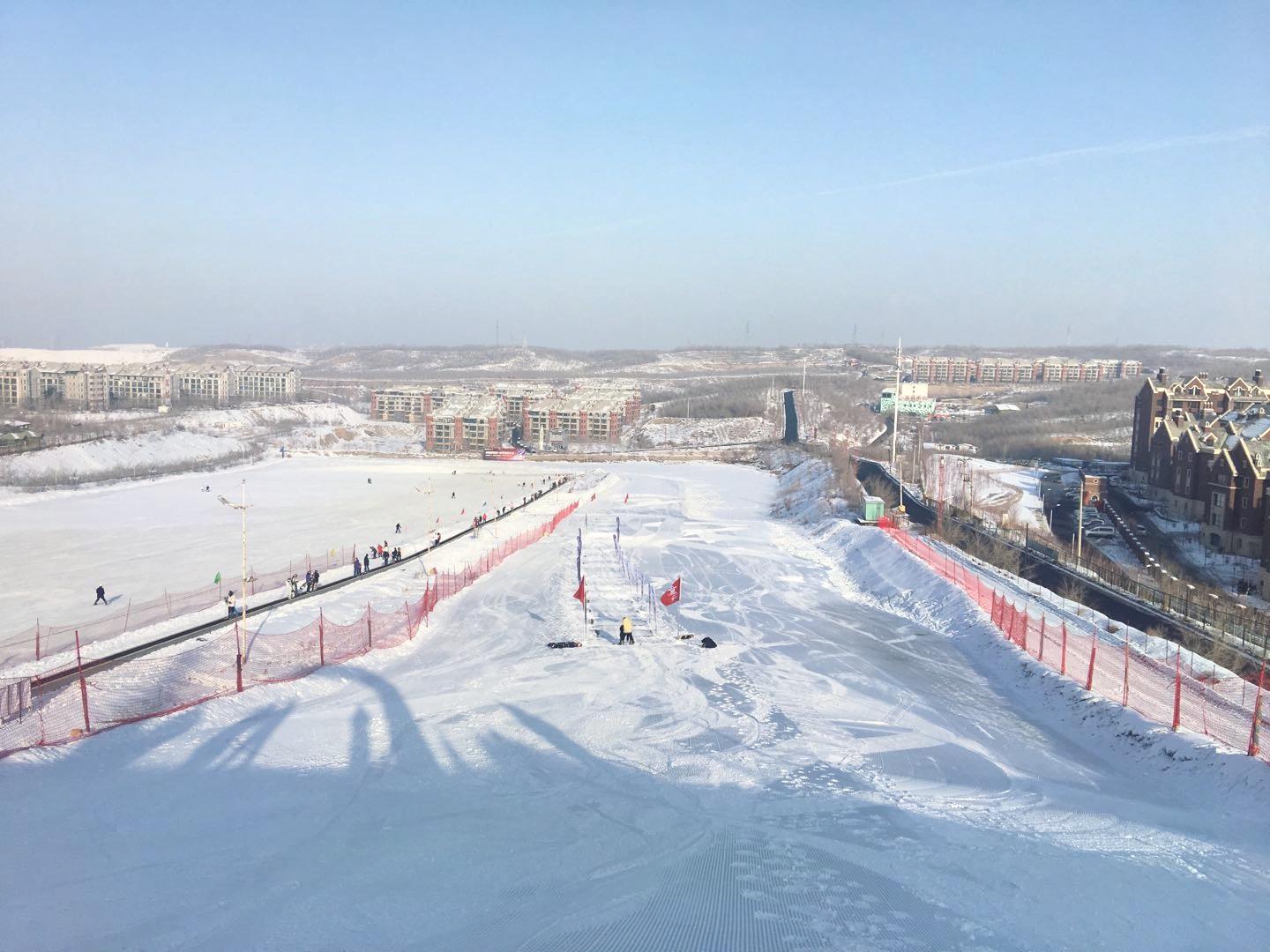 延吉：200余名速滑选手驰骋冰场 掀起冰雪运动热潮