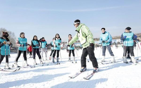 公主抱、呲雪墙 这届年轻人用“代滑”玩浪漫