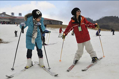 冬季滑雪之旅：畅享南山银峰等四大滑雪场的激情与乐趣