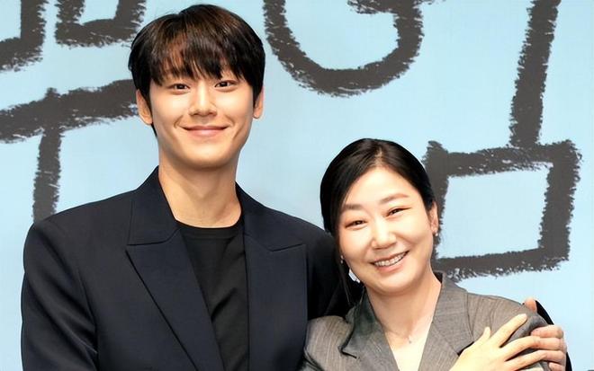金秀贤塌房别心碎!韩国十大零丑闻男星：颜值人品皆在线入股不亏(图17)