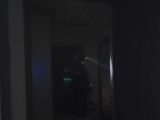 赞！居民家中突发火情 3分钟响应疏散被困人员