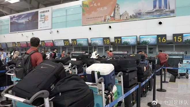 勿把行李当箭靶理性看待中国男足的“负重前行”