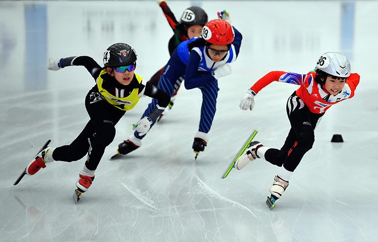 哈工大“冰谊雪友”冰球邀请赛热血对决